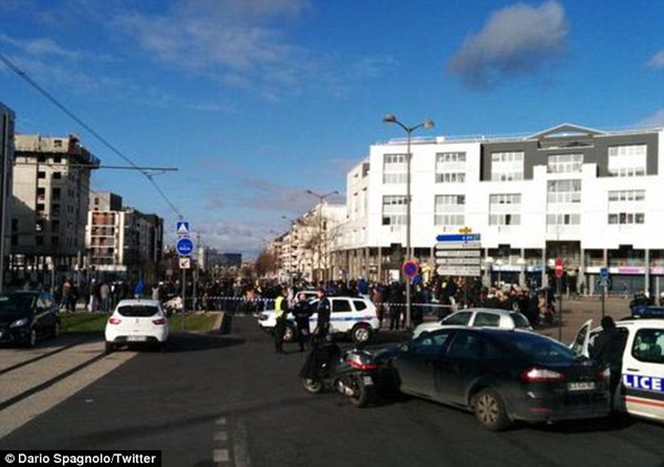 Thêm 1 vụ tấn công mới tại Paris: 3 người bị bắt cóc tại bưu điện 1