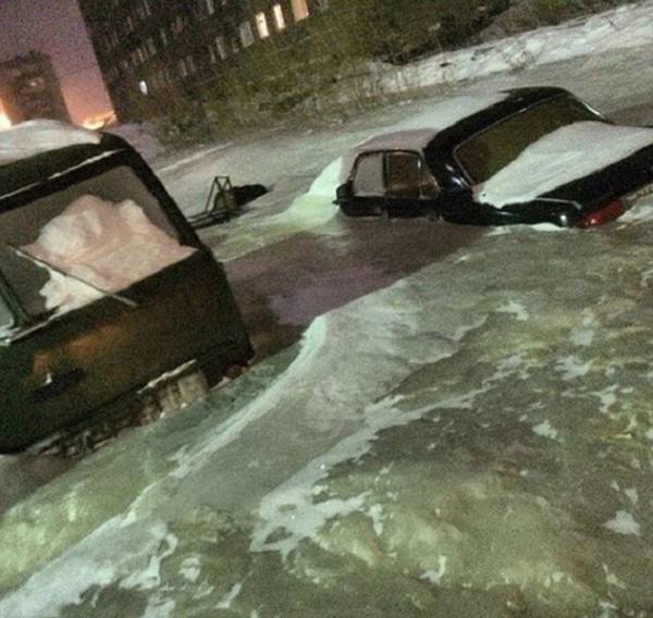 Nga: Đường phố biến thành khối băng vì vỡ đường ống nước sau cơn bão 1
