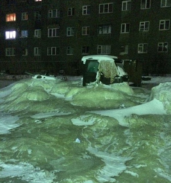 Nga: Đường phố biến thành khối băng vì vỡ đường ống nước sau cơn bão 2