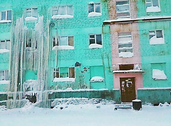Nga: Đường phố biến thành khối băng vì vỡ đường ống nước sau cơn bão 3