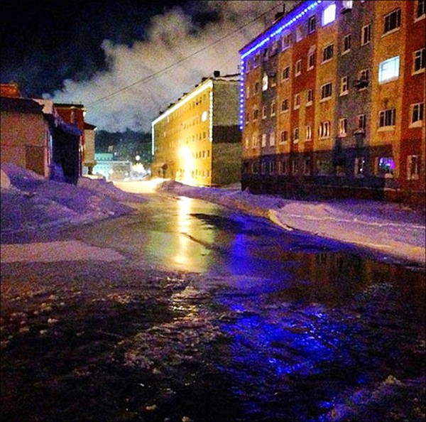 Nga: Đường phố biến thành khối băng vì vỡ đường ống nước sau cơn bão 4