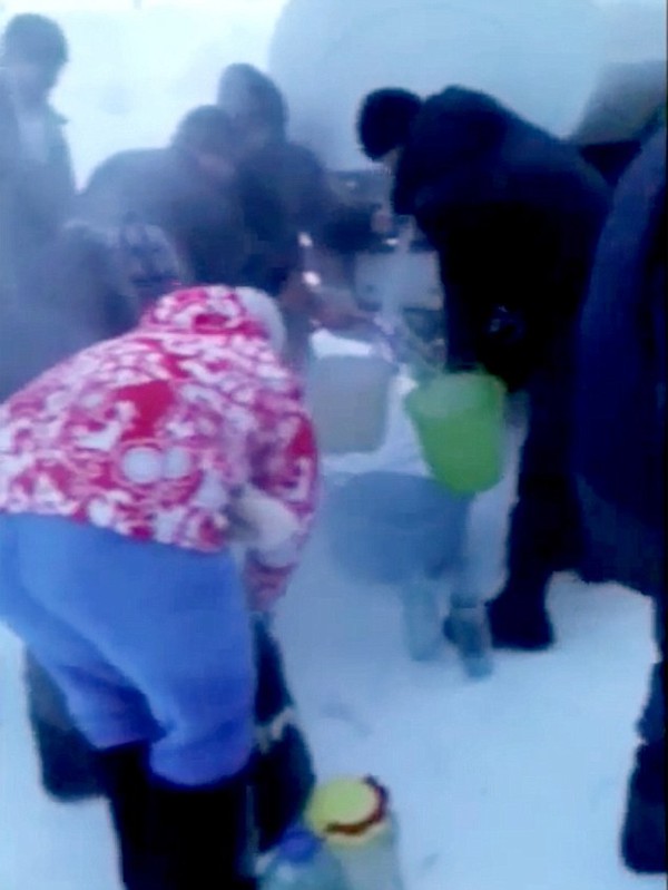 Nga: Đường phố biến thành khối băng vì vỡ đường ống nước sau cơn bão 6