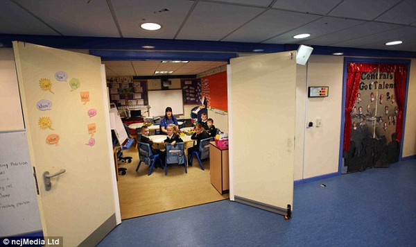  Anh: Trẻ em phải học trong xe bu&yacute;t, nh&agrave; kho v&igrave; trường học qu&aacute; tải 1