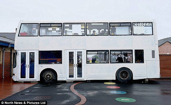  Anh: Trẻ em phải học trong xe buýt, nhà kho vì trường học quá tải 10