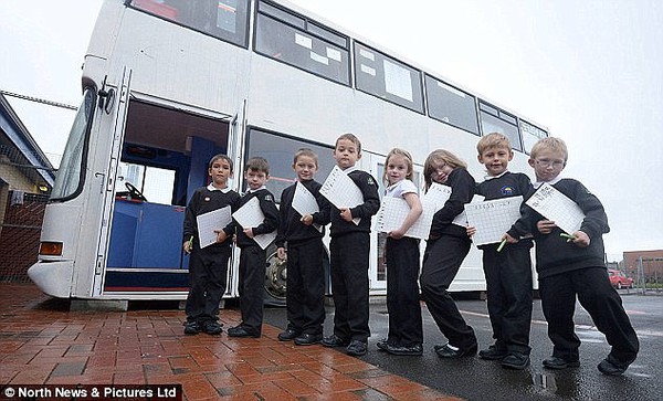  Anh: Trẻ em phải học trong xe buýt, nhà kho vì trường học quá tải 11