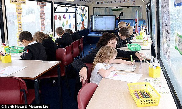  Anh: Trẻ em phải học trong xe buýt, nhà kho vì trường học quá tải 12