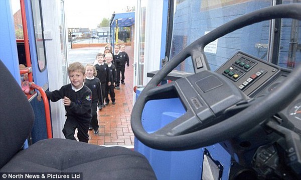  Anh: Trẻ em phải học trong xe buýt, nhà kho vì trường học quá tải 4
