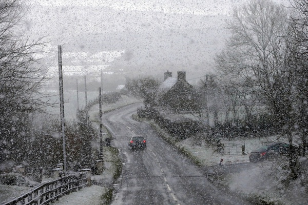 Chùm ảnh: Tuyết rơi dày đặc phủ trắng cây cối, đường sá ở Anh  1