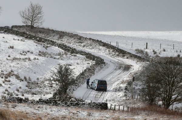 Chùm ảnh: Tuyết rơi dày đặc phủ trắng cây cối, đường sá ở Anh  3