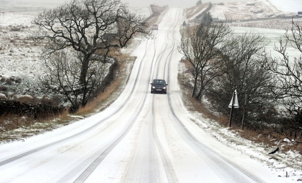 Chùm ảnh: Tuyết rơi dày đặc phủ trắng cây cối, đường sá ở Anh  7
