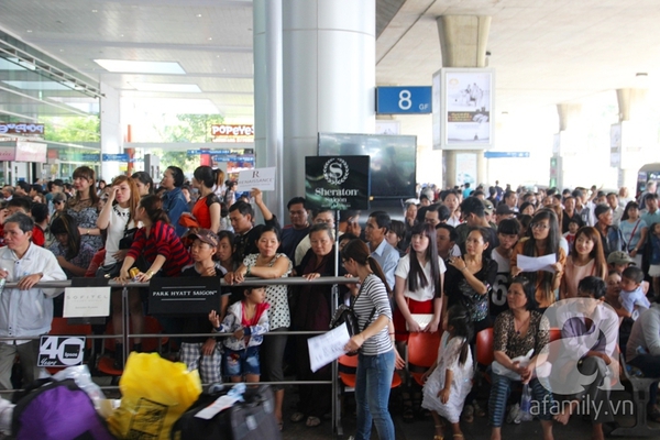 Sân bay Tân Sơn Nhất chật cứng, nhộn nhịp kiều bào về quê đón Tết 1