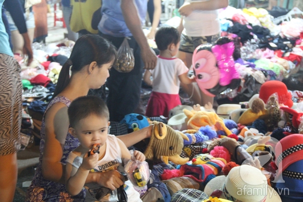 Sài Gòn: Siêu thị, chợ đêm đông đúc người sắm Tết 11