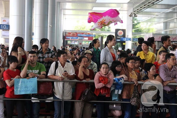 Sân bay Tân Sơn Nhất chật cứng, nhộn nhịp kiều bào về quê đón Tết 11