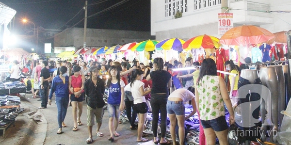 Sài Gòn: Siêu thị, chợ đêm đông đúc người sắm Tết 14