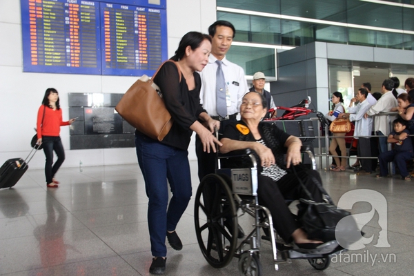 Sân bay Tân Sơn Nhất chật cứng, nhộn nhịp kiều bào về quê đón Tết 16