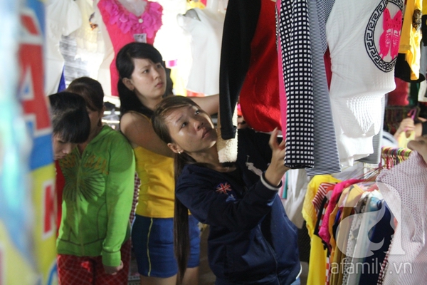 Sài Gòn: Siêu thị, chợ đêm đông đúc người sắm Tết 5