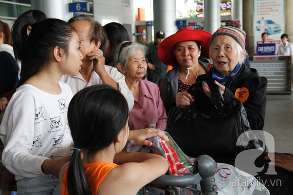 Sân bay Tân Sơn Nhất chật cứng, nhộn nhịp kiều bào về quê đón Tết 7