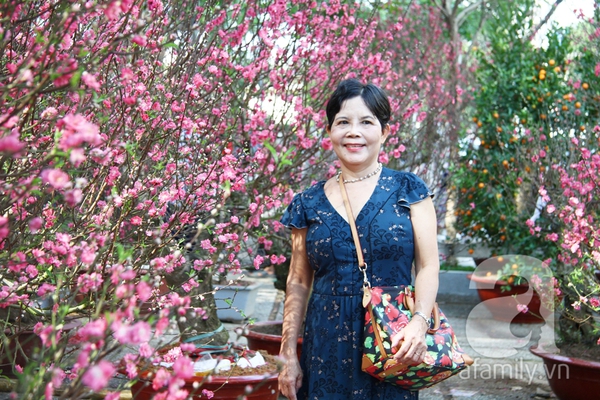 Người Sài Gòn thích thú ngắm hoa đào khoe sắc hồng giữa phố 17