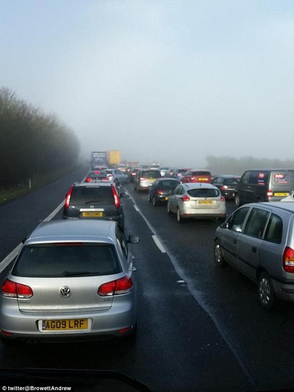 Anh: Sương mù dày đặc gây ra 2 tai nạn kinh hoàng trên đường cao tốc 3