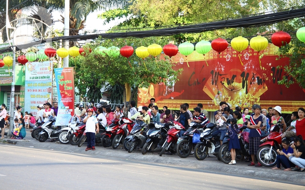 Người Hoa ở Sài Gòn nô nức đón Tết nguyên tiêu 13
