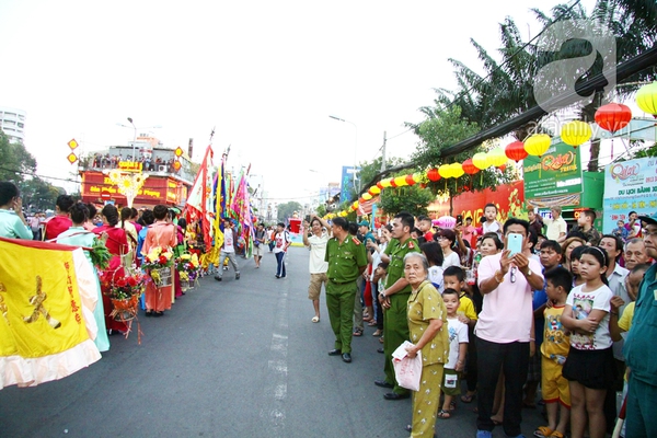 Người Hoa ở Sài Gòn nô nức đón Tết nguyên tiêu 16