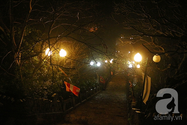 Du khách leo đỉnh Yên Tử xuyên đêm, mong chạm tay vào chùa Đồng 3