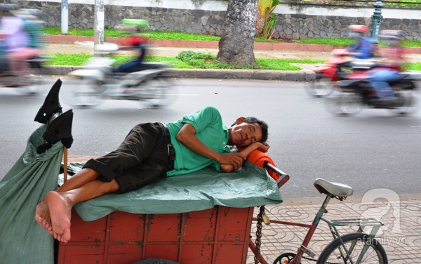 Muôn kiểu ngủ và sống 12 giờ trưa ở Sài Gòn_4
