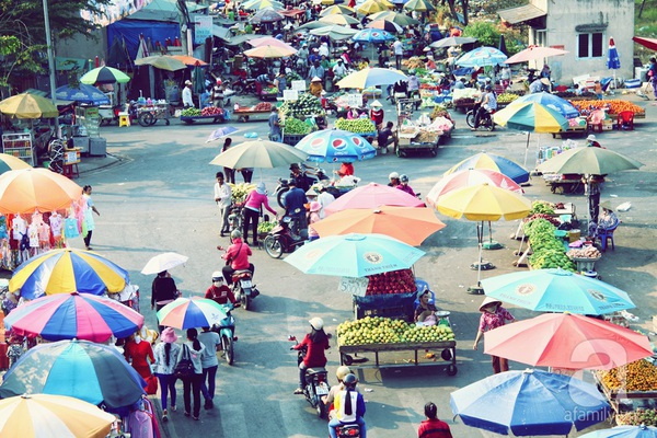 Những điều thú vị bên dưới những cây dù_2