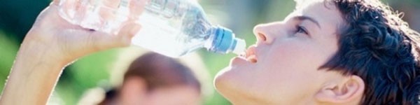 Nguy cơ hại sức khỏe tiềm ẩn từ uống nước đóng chai 2