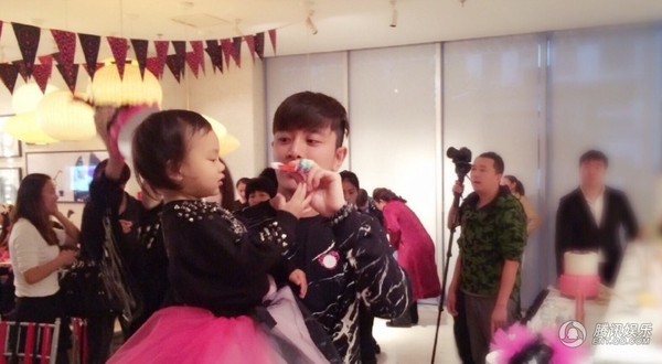 Lý Tiểu Lộ tổ chức sinh nhật tràn ngập màu hồng cho con gái 2