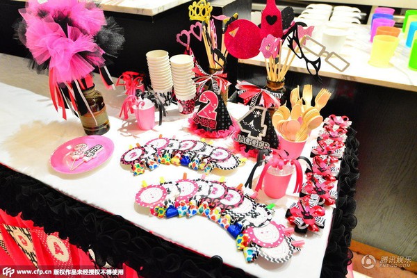 Lý Tiểu Lộ tổ chức sinh nhật tràn ngập màu hồng cho con gái 11