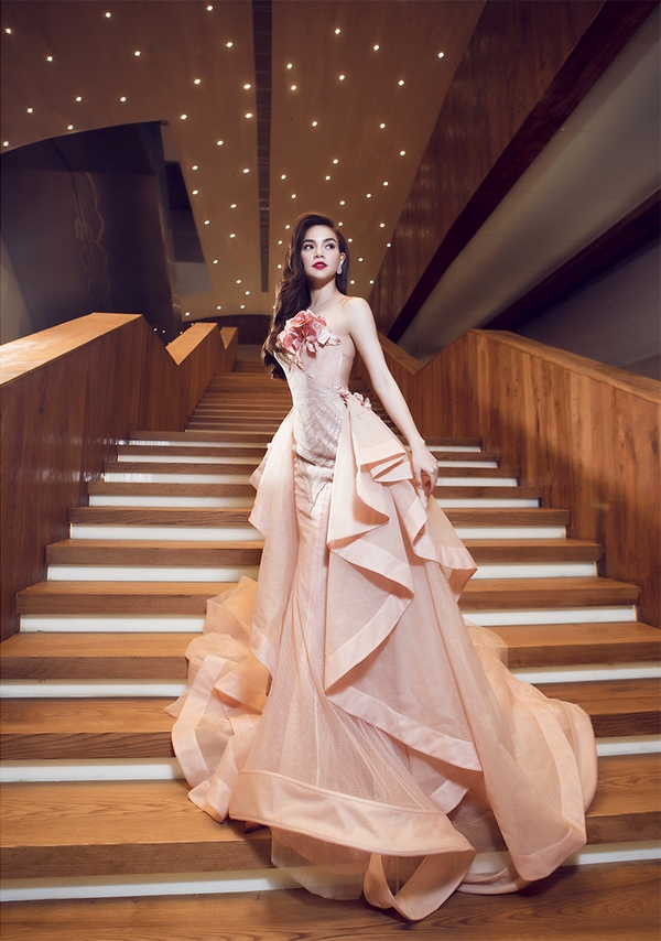 Hồ Ngọc H&agrave; ngọt ng&agrave;o khoe lưng trần quyến rũ 7
