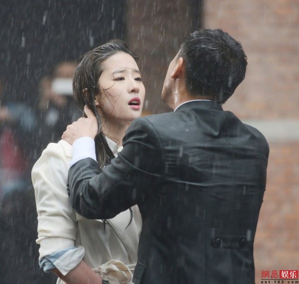 Lưu Diệc Phi bị t&igrave;nh cũ Phạm Băng Băng cưỡng h&ocirc;n  1