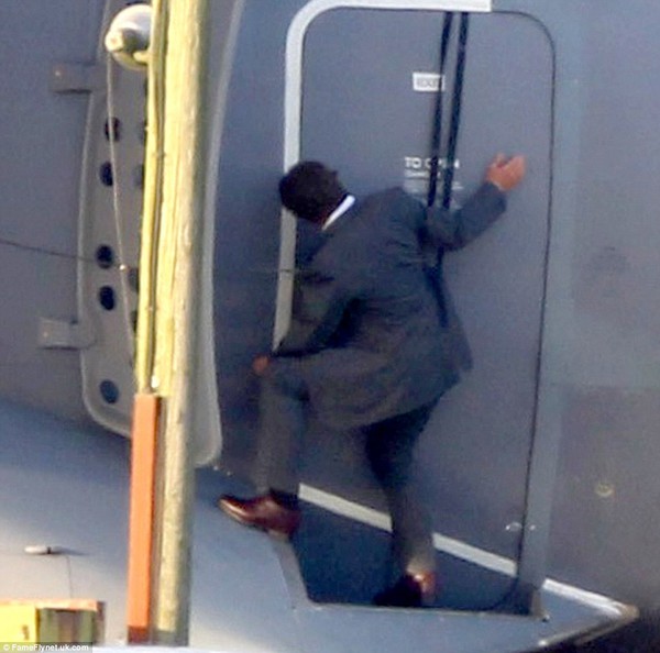 Tom Cruise bất chấp tính mạng, treo mình trên máy bay  6