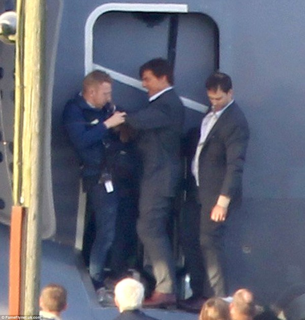 Tom Cruise bất chấp tính mạng, treo mình trên máy bay  7