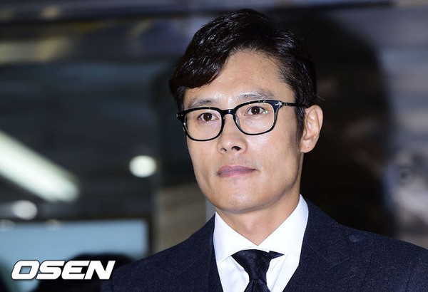 Lee Byung Hun cúi đầu trước rừng phóng viên tại tòa án 4