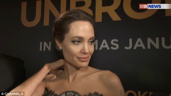 Angelina Jolie nghẹn ngào tại buổi công chiếu phim mới 2