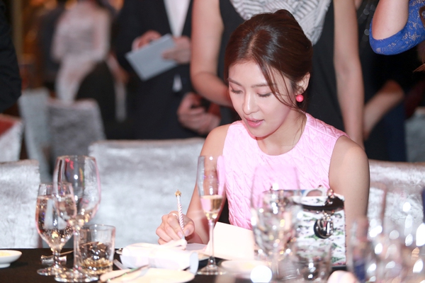 Hoa hậu Đặng Thu Thảo thu h&uacute;t sự ch&uacute; &yacute; tại buổi tiệc c&oacute; Ha Ji Won 3