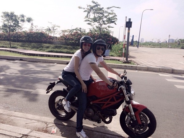 Vợ chồng Thủy Tiên, Công Vinh mặc đồ đôi ngồi xe mô tô 1