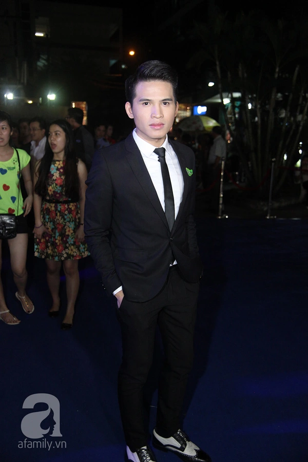 Hari Won khoe da trắng mịn với v&aacute;y gợi cảm 14
