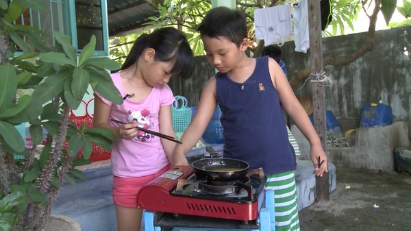 Con gái Phan Anh và Minh Khang tranh cãi khi nấu ăn 8