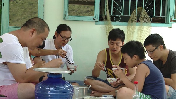 Con gái Phan Anh và Minh Khang tranh cãi khi nấu ăn 13
