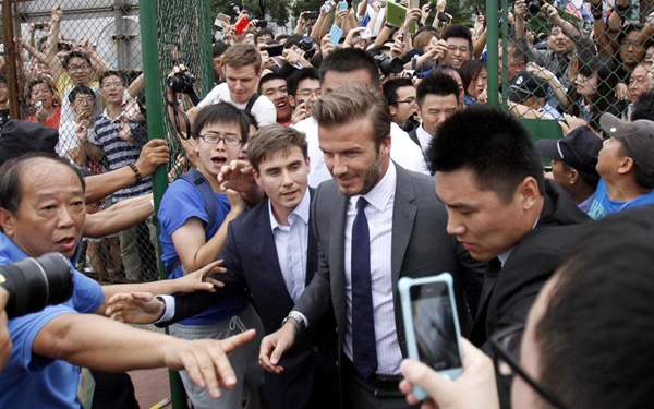 Fan Trung chen lấn, xô đẩy đến đổ máu vì David Beckham 1