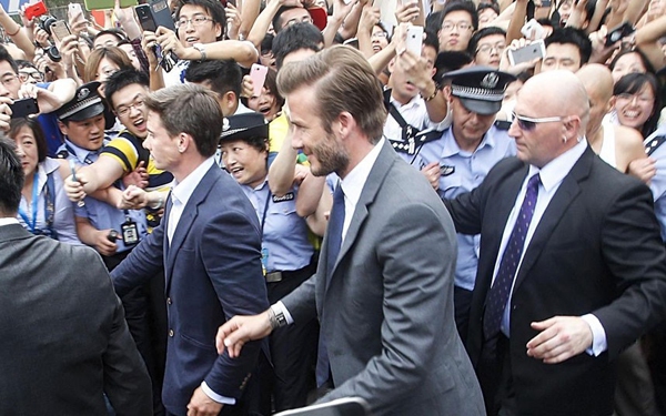 Fan Trung chen lấn, xô đẩy đến đổ máu vì David Beckham 3