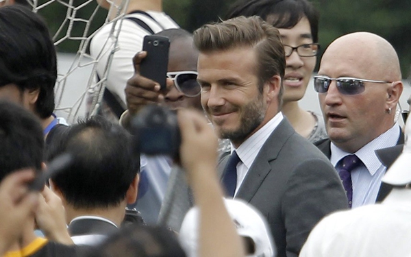 Fan Trung chen lấn, xô đẩy đến đổ máu vì David Beckham 5