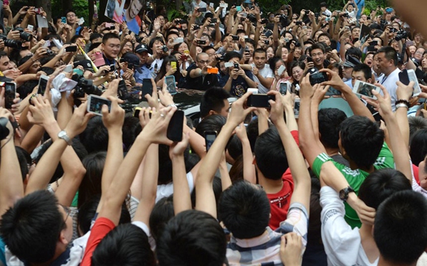 Fan Trung chen lấn, xô đẩy đến đổ máu vì David Beckham 4