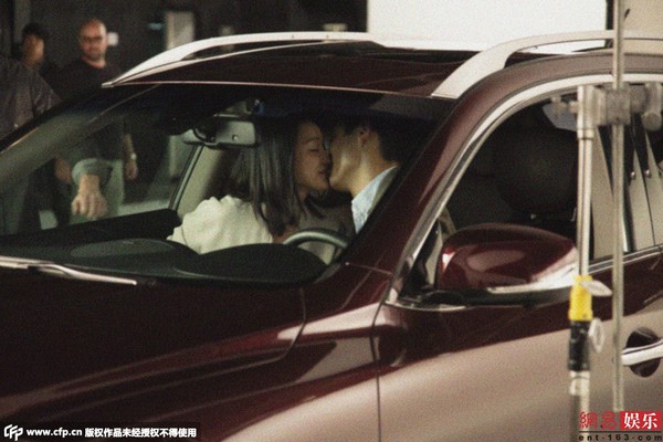 Vợ chồng Châu Tấn hôn nhau đắm đuối trên xe ô tô 6