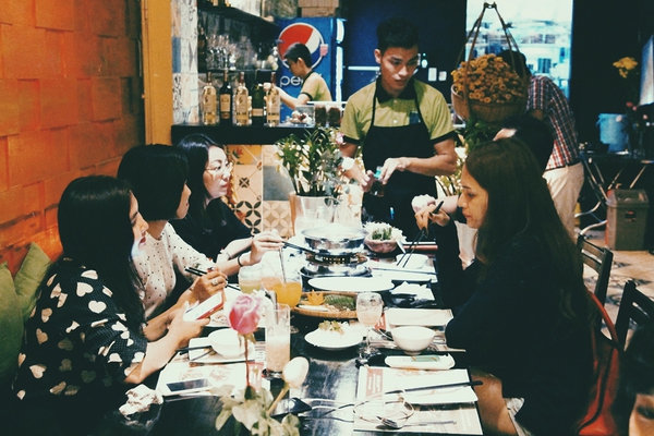 Hương Giang Idol diện mốt giấu quần đi ăn cùng bạn bè
