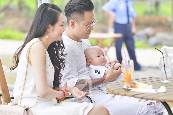 Vợ chồng Tuấn Hưng đưa con trai 5 tháng tuổi đi dự sự kiện