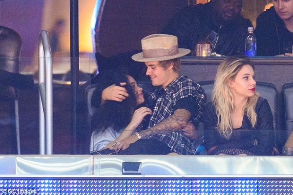 Justin Bieber tình tứ ngồi lên đùi bạn gái tin đồn